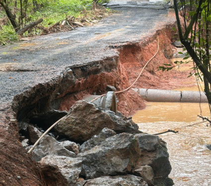 Chuvas provocam deslizamento e interdição parcial em estrada rural de Córrego Fundo