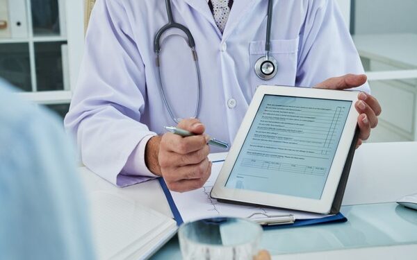 Atestado médico de papel em 2026: entenda o que muda e o que é boato