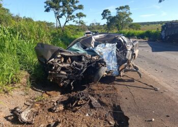 Motorista bate de frente com caminhão, fica presa às ferragens e morre na MG-170