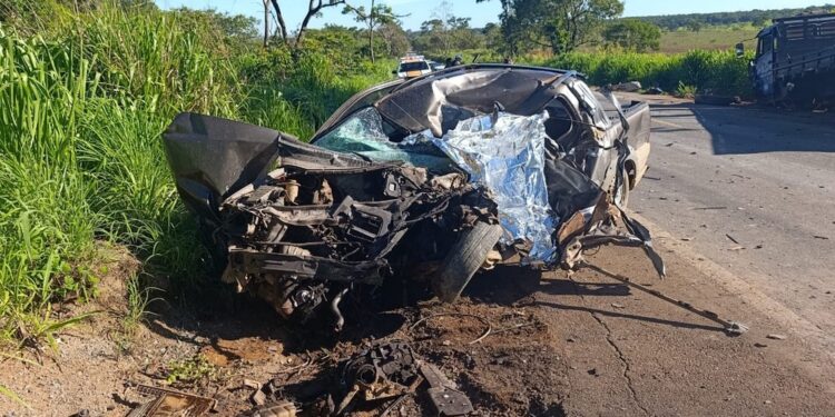 Motorista bate de frente com caminhão, fica presa às ferragens e morre na MG-170