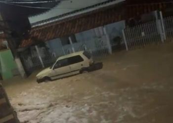 Chuvas intensas provocam enxurrada e alagamentos de ruas e casas em Pedra do Indaiá