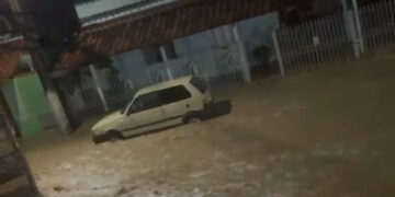 Chuvas intensas provocam enxurrada e alagamentos de ruas e casas em Pedra do Indaiá