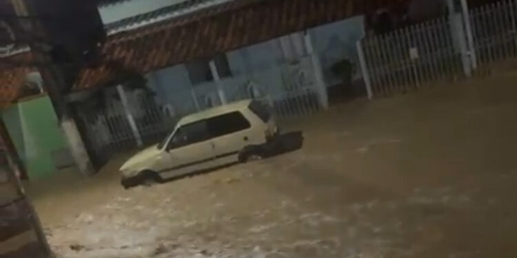 Chuvas intensas provocam enxurrada e alagamentos de ruas e casas em Pedra do Indaiá