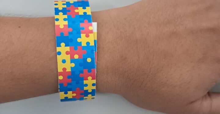 UPA Divinópolis implementa identificação por pulseira para pacientes com Transtorno do Espectro Autista (TEA)