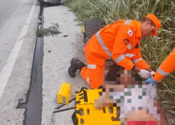 Caminhão carregado com cimento tomba na BR-354 e condutor é socorrido pelos bombeiros em Formiga