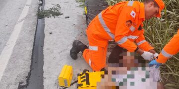 Caminhão carregado com cimento tomba na BR-354 e condutor é socorrido pelos bombeiros em Formiga