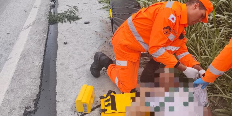 Caminhão carregado com cimento tomba na BR-354 e condutor é socorrido pelos bombeiros em Formiga