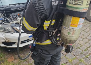 Incêndio em veículo é controlado pelo Corpo de Bombeiros no bairro Água Vermelha em Formiga