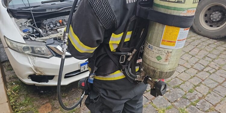 Incêndio em veículo é controlado pelo Corpo de Bombeiros no bairro Água Vermelha em Formiga