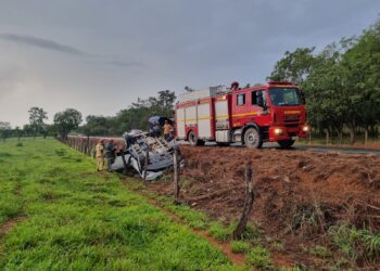 Bombeiros e Samu atuam em ocorrência de capotamento na LMG-893 em Formiga