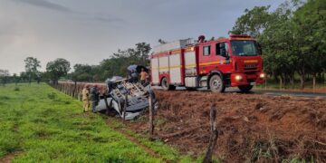Bombeiros e Samu atuam em ocorrência de capotamento na LMG-893 em Formiga