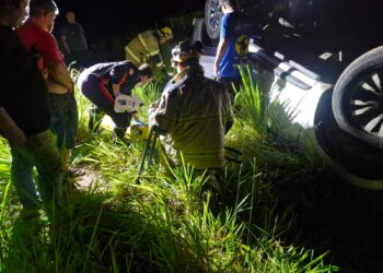Homem fica ferido após capotamento na BR-354 em Campo Belo