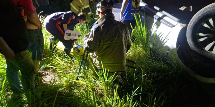 Homem fica ferido após capotamento na BR-354 em Campo Belo