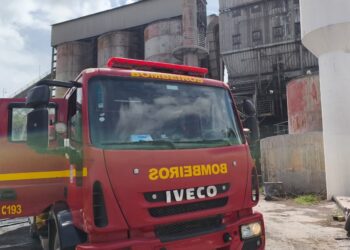 Bombeiros atendem ocorrência de incêndio em indústria de calcário em Pains