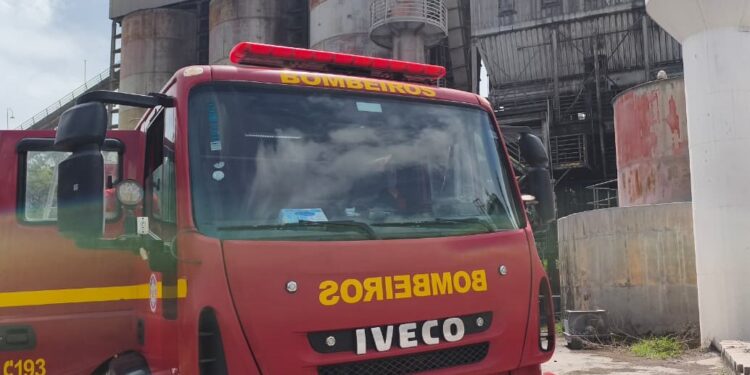 Bombeiros atendem ocorrência de incêndio em indústria de calcário em Pains