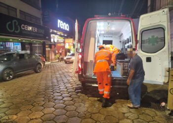 Mulher de 63 anos sofre queda ao descer da calçada e é socorrida pelos bombeiros em Formiga