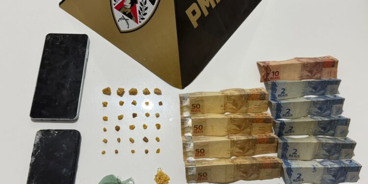 Polícia Militar prende casal por tráfico de drogas no bairro Lava-Pés em Bambuí