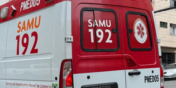 Acidente entre carro e carreta deixa casal ferido na MG-494 em Divinópolis