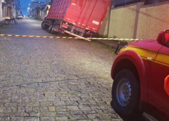 Bombeiros divulgam informações sobre caminhão com risco iminente de tombamento em via pública no bairro Ouro Negro