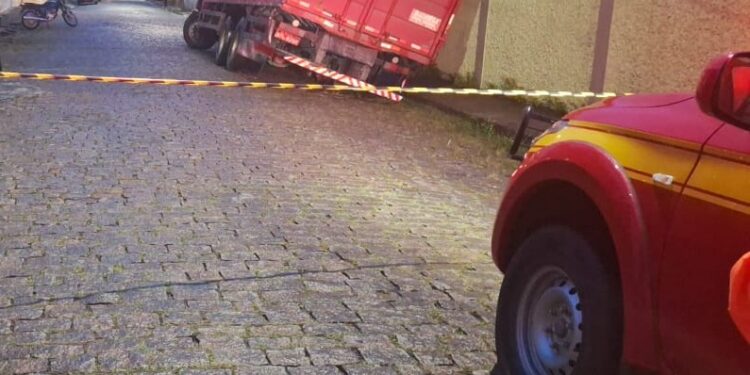 Bombeiros divulgam informações sobre caminhão com risco iminente de tombamento em via pública no bairro Ouro Negro