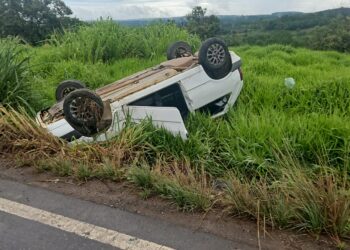 Bombeiros de Formiga atendem ocorrência de capotamento no trevo de acesso ao município de Pains