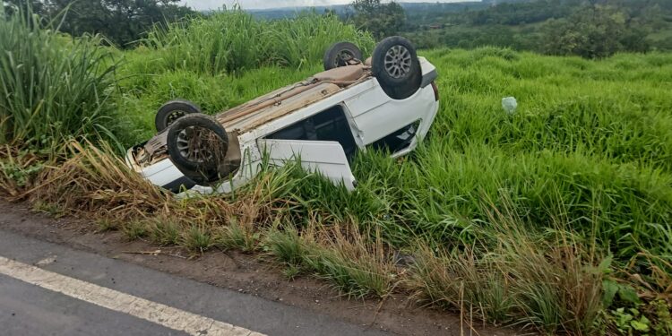 Bombeiros de Formiga atendem ocorrência de capotamento no trevo de acesso ao município de Pains