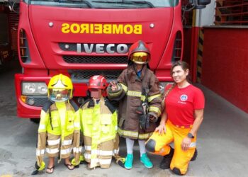 Crianças admiradoras do Corpo de Bombeiros visitam quartel de Formiga