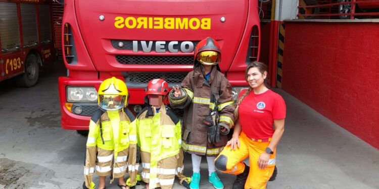 Crianças admiradoras do Corpo de Bombeiros visitam quartel de Formiga