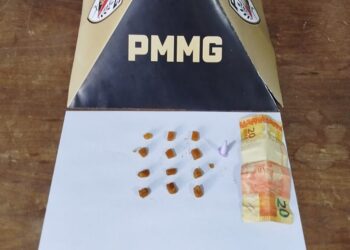 Dois homens são presos suspeitos de tráfico de drogas no bairro Calcita em Arcos