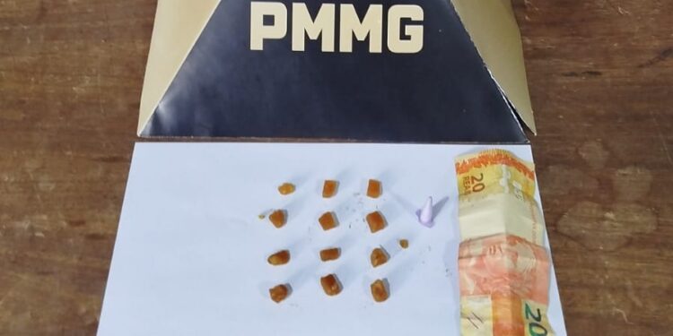 Dois homens são presos suspeitos de tráfico de drogas no bairro Calcita em Arcos