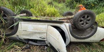 Caminhão colide na traseira de carro e veículo cai em barranco na BR-354 em Formiga