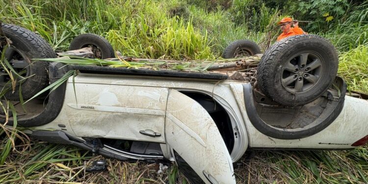Caminhão colide na traseira de carro e veículo cai em barranco na BR-354 em Formiga