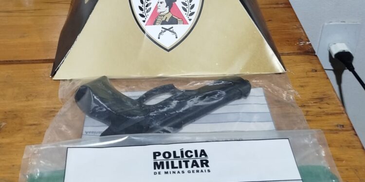 Suspeito é preso após ameaçar funcionários e roubar cervejas em comércio no bairro Esperança 1 em Arcos