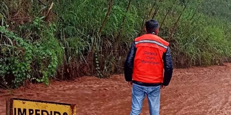 Rodovia Velha em Córrego Fundo é interditada após fortes chuvas