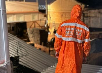 Muro de arrimo cede e bombeiros são acionados durante a madrugada desta segunda-feira em Campo Belo