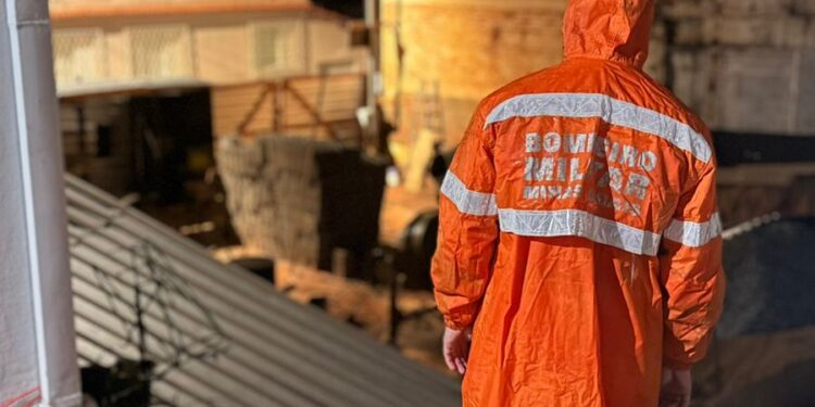 Muro de arrimo cede e bombeiros são acionados durante a madrugada desta segunda-feira em Campo Belo