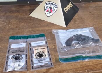 Polícia Militar apreende arma de fogo e drogas após disparos em via pública em Arcos