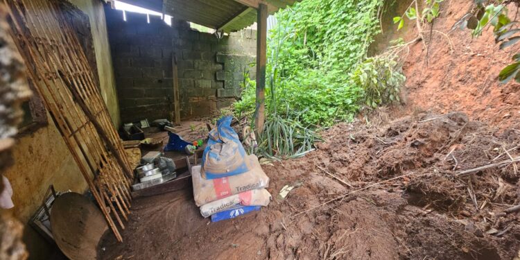 Defesa Civil interdita residência em área de risco no bairro das Oliveiras em Formiga