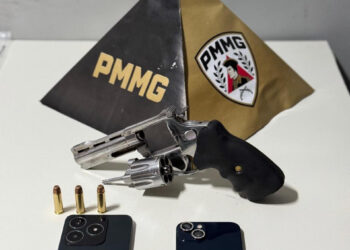 Arma carregada é encontrada escondida em balde de ferramentas durante operação da PM no Geraldo Veloso; casal é detido