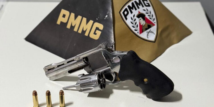 Arma carregada é encontrada escondida em balde de ferramentas durante operação da PM no Geraldo Veloso; casal é detido