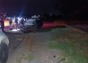 Acidente entre carro e carreta deixa feridos na MG-170 em Arcos