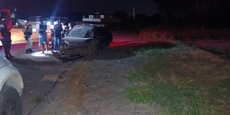 Acidente entre carro e carreta deixa feridos na MG-170 em Arcos