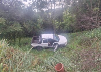 Caminhonete sai da pista e cai em barranco na MG-050, em Pedra do Indaiá