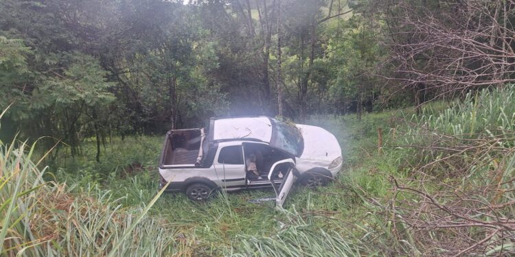 Caminhonete sai da pista e cai em barranco na MG-050, em Pedra do Indaiá
