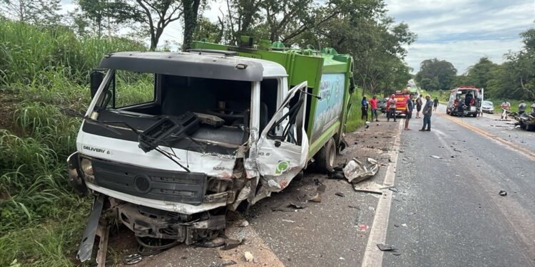 Acidente entre carro e caminhão de lixo deixa um morto na MG-050, em Itaúna