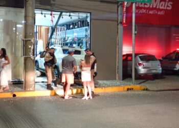 Caminhonete invade estabelecimento comercial no Centro de Formiga