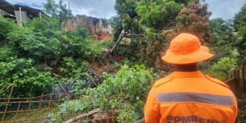 Morador é orientado a deixar casa após barranco ceder e ameaçar residência na Vila Imperial