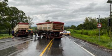 Carreta bitrem fica atravessada na BR-354 após acidente no fim da tarde de domingo