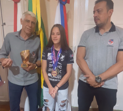 Formiguense que atua em uma das principais equipes do futsal feminino do país visita Prefeitura de Formiga