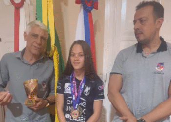 Formiguense que atua em uma das principais equipes do futsal feminino do país visita Prefeitura de Formiga